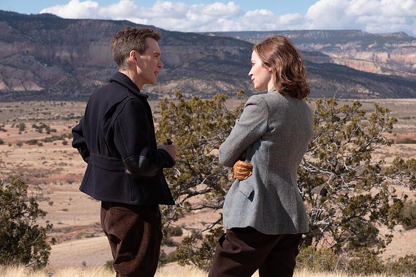 Kitty Oppenheimer (Emily Blunt) war selbst Wissenschaftlerin, Biologin und Botanikerin. Sie begegnet ihrem Mann (Cillian Murphy) auf intelektueller Augenhöhe. Kitty Oppenheimer (Emily Blunt) war selbst Wissenschaftlerin, Biologin und Botanikerin. Sie begegnet ihrem Mann (Cillian Murphy) auf intelektueller Augenhöhe.