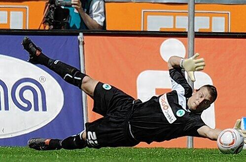 Alexander Walke, im Winter aus Salzburg gekommen, hat sich zu einem der besten Zweitliga-Keeper gemausert. Das ist Fortuna Düsseldorf nicht entgangen, sie wollen ihn verpflichten. Aber vorher will Walke mit den Fürthern aufsteigen.