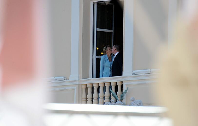 Impressionen: Der Tag der standesamtlichen Trauung von Fürst Albert und Charlene Wittstock in Monaco.