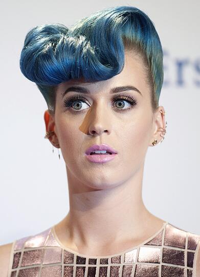 ... heute ist die Sängerin Katy Perry mutiger und trägt auch mal blau.