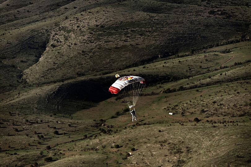 Irrer Sprung: Hier stürzt sich Extremsportler Felix Baumgartner aus 29 Kilometern Höhe in die Tiefe.