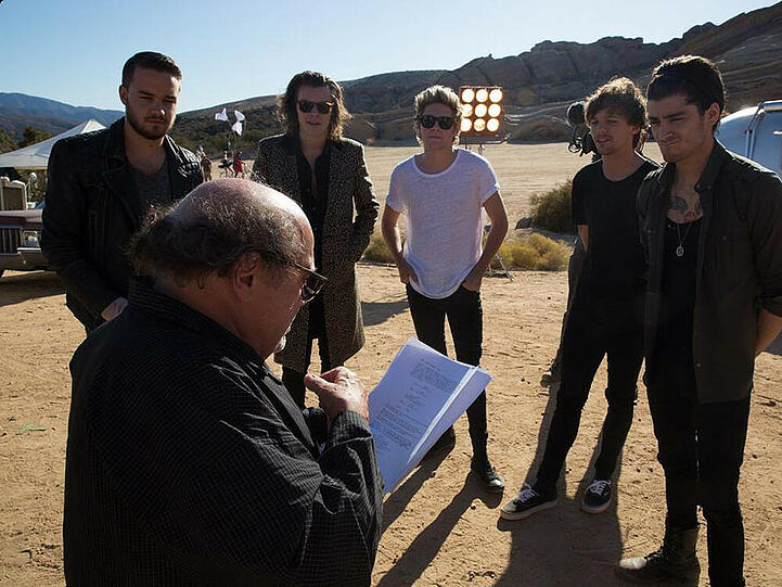 Beim Videodreh zu der neuen Single von One Direction hört alles auf das Kommando von Danny DeVito.