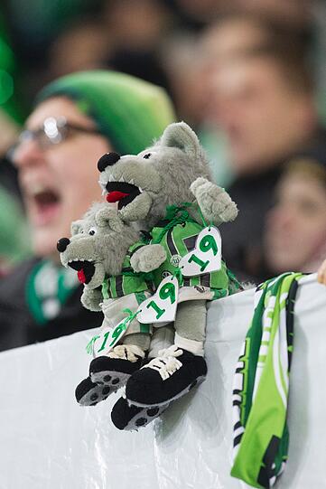 Fans, Spieler und Verantwortliche gedenken vor dem Rückrundenauftakt dem verstorbenen VfL-Profi Junior Malanda.