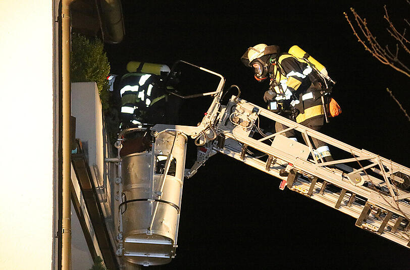 Bilder vom Brand aus Waldkraiburg. In der Küche einer Dachgeschosswohnung hat die Spülmaschine Feuer gefangen.