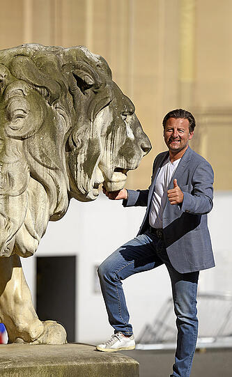 Am Vormittag possierte der neue Trainer schon mit dem Löwen am Odeonsplatz.