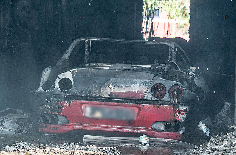 Bilder vom zerstörten Wohnhaus im niederbayerischen Metten. Eine Explosion setzte das Haus in Brand.
