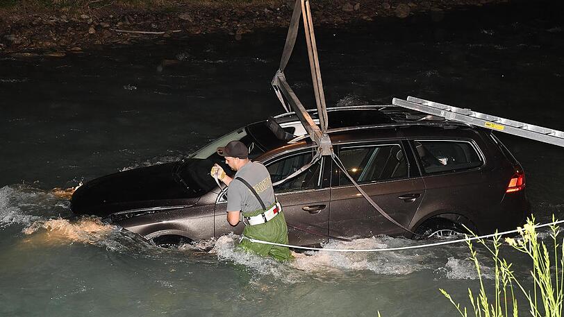 Wohl wegen eines Ausweichmanövers landeten die beiden Männer mit ihrem Auto im Rißbach. Die Bilder.