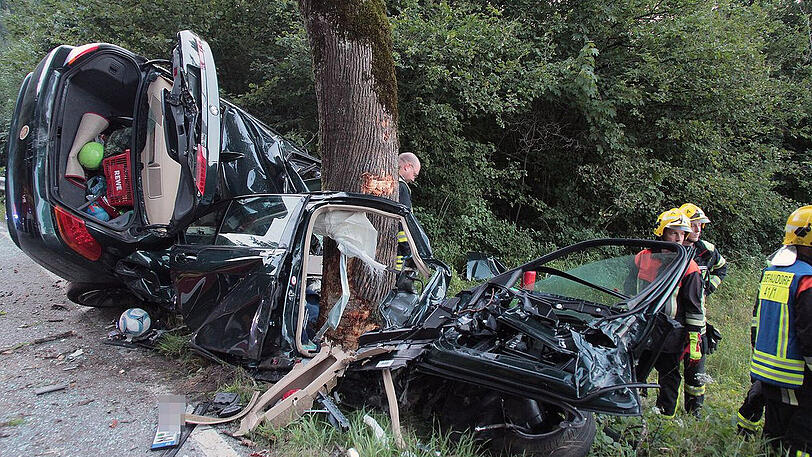 Aus dem Wrack des BMW konnte die 39-Jährige nur noch tot geborgen werden. Das Auto war frontal gegen den Baum geprallt.