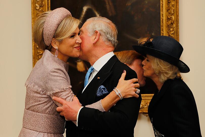 Schmatz I: Prinz Charles herzt Königin Maxima.
