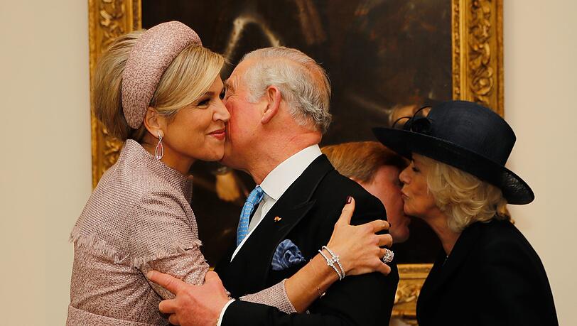 Schmatz I: Prinz Charles herzt Königin Maxima. Schmatz I: Prinz Charles herzt Königin Maxima.