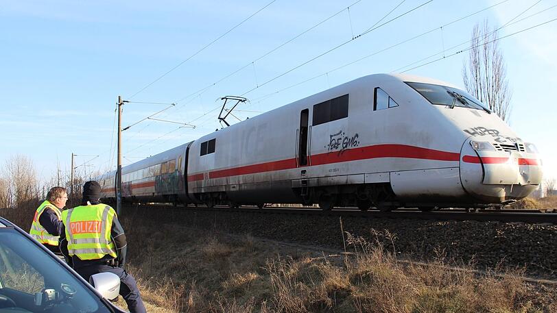 Auf der Bahnstrecke zwischen Nürnberg und München wird ein Mann von einem ICE erfasst. Der 82-Jährige stirbt noch am Unfallort. (Symbolbild)