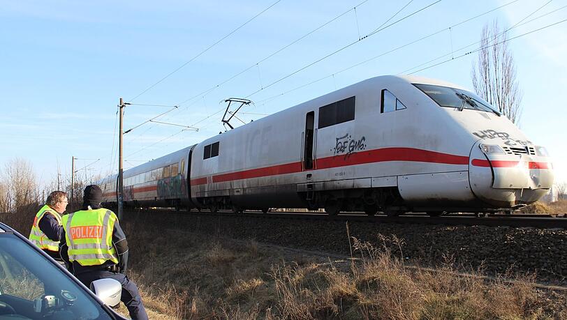 Auf der Bahnstrecke zwischen Nürnberg und München wird ein Mann von einem ICE erfasst. Der 82-Jährige stirbt noch am Unfallort. (Symbolbild) Auf der Bahnstrecke zwischen Nürnberg und München wird ein Mann von einem ICE erfasst. Der 82-Jährige stirbt noch am Unfallort. (Symbolbild)