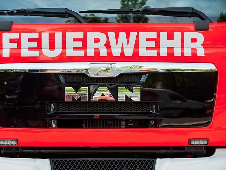 Ein Blick auf die Front eines Einsatzfahrzeugs der Feuerwehr. Foto: Hauke-Christian Dittrich/dpa