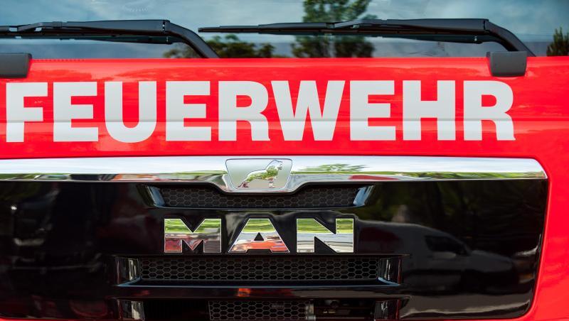 Ein Blick auf die Front eines Einsatzfahrzeugs der Feuerwehr. Foto: Hauke-Christian Dittrich/dpa