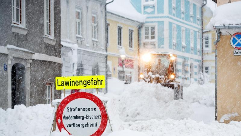 Ein Räumfahrzeug räumt eine Straße. Im Vordergrund steht ein Schild, das auf Lawinengefahr hinweist. Foto: Erwin Scheriau/APA Ein Räumfahrzeug räumt eine Straße. Im Vordergrund steht ein Schild, das auf Lawinengefahr hinweist. Foto: Erwin Scheriau/APA
