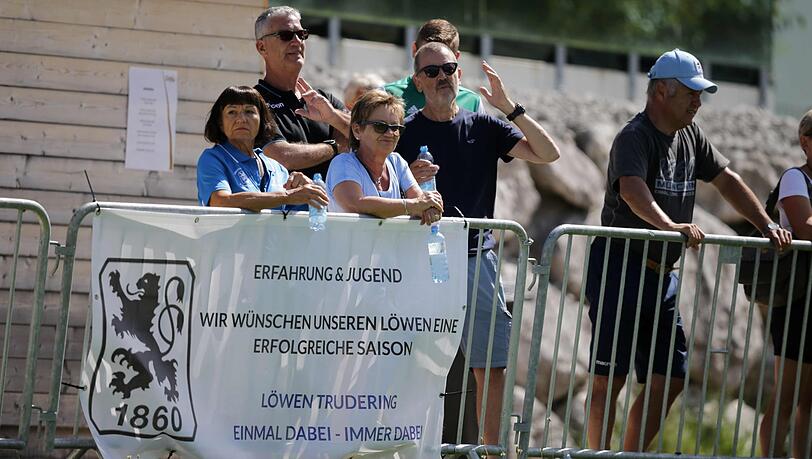 Viele Anhänger sind dem TSV 1860 ins Trainingslager in Windischgarsten gefolgt - für die kommende Saison haben die Löwen bis dato über 6.000 Dauerkarten verkauft. Viele Anhänger sind dem TSV 1860 ins Trainingslager in Windischgarsten gefolgt - für die kommende Saison haben die Löwen bis dato über 6.000 Dauerkarten verkauft.