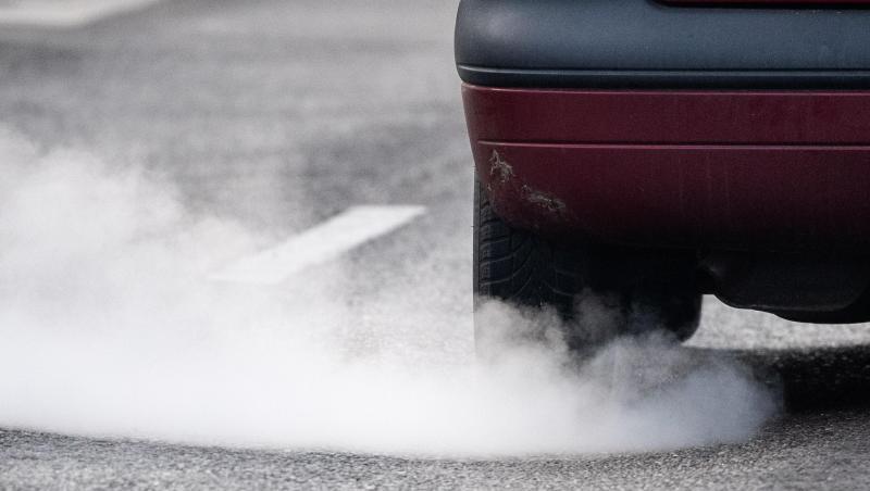 Ein Auto stößt Abgase aus. Die neue CO2-Regelung wird nicht so streng wie ursprünglich geplant. Ein Auto stößt Abgase aus. Die neue CO2-Regelung wird nicht so streng wie ursprünglich geplant.