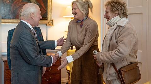 Beim 35. Jubiläum der King's Foundation begrüßt König Charles III. Penny Lancaster und Sir Rod Stewart.