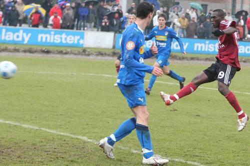 Auch gegen Pilsen in guter Form und Torlaune: Isaac Boakye (r.) traf gegen die Tschechen  zwei Mal und ist zum Rückrundenstart in Augsburg gesetzt.