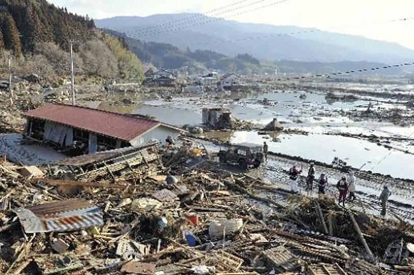 Bei einer Explosion in der japanischen
Atomanlage Fukushima-Daiichi ist das Reaktorgebäude zerstört worden.
Menschen im Umkreis von zehn Kilometern sollten sich schnell in
Sicherheit bringen, sagte Regierungssprecher Yukio Edano am Samstag.
Die Behörden befürchten, in der Atomanlage könnte es zu einer
Kernschmelze kommen.