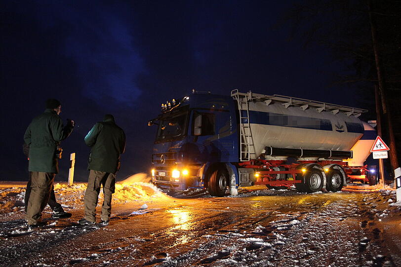 Zwischen Tengling und Palling musste die Feuerwehr zu einem querstehenden LKW ausrücken.