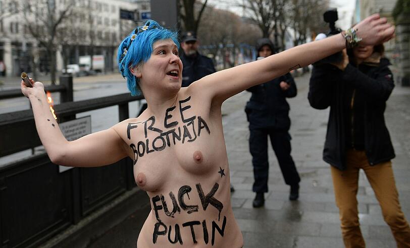 Protest vor der russischen Botschaft in Berlin: Femen-Aktivistinnen demonstrieren zum Auftakt in Sotschi gegen die "Gulag-Spiele".