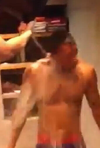 Jerome Boateng und die Ice Cube Challenge. Er nominiert Mesut Özil, Micah Richards und Lukas Podolski.