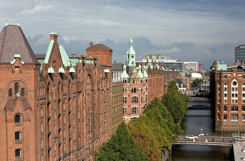 Die Hamburger Speicherstadt wurde zwischen 1885 und 1927 in drei Bauabschnitten auf einer Inselgruppe in der Elbe errichtet. Sie besteht aus 15 Backsteinbauten in neogotischer Architektur.