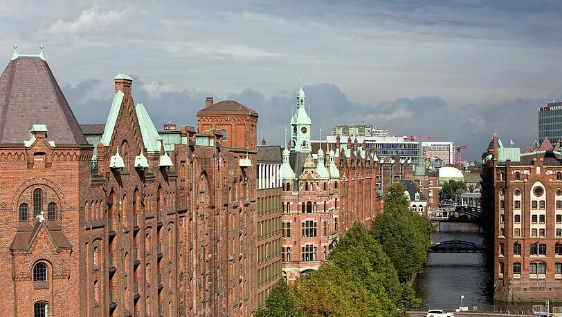 Die Hamburger Speicherstadt wurde zwischen 1885 und 1927 in drei Bauabschnitten auf einer Inselgruppe in der Elbe errichtet. Sie besteht aus 15 Backsteinbauten in neogotischer Architektur. Die Hamburger Speicherstadt wurde zwischen 1885 und 1927 in drei Bauabschnitten auf einer Inselgruppe in der Elbe errichtet. Sie besteht aus 15 Backsteinbauten in neogotischer Architektur.