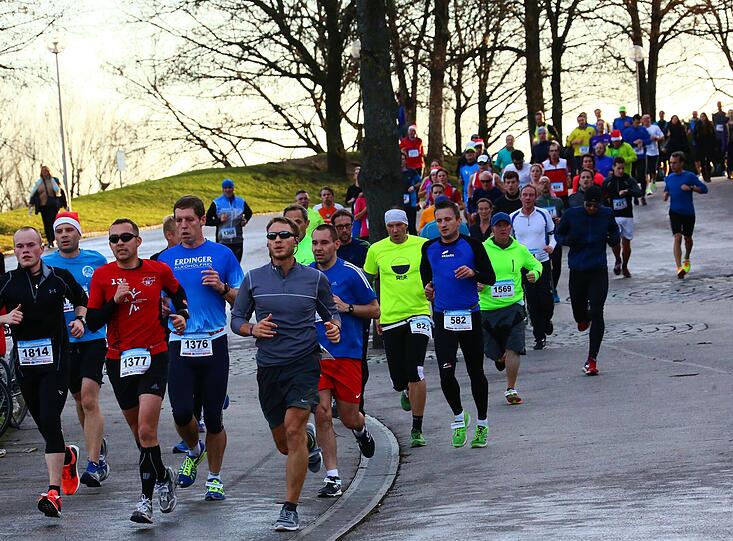 Am Samstag liefen mehr als 1.700 Münchner durch den Olympiapark. Die Bilder vom Nikolauslauf.