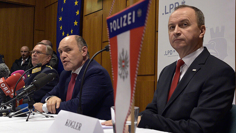 Am vergangenen Freitag: Der Generaldirektor für die öffentliche Sicherheit Konrad Kogler (r.), der Innenminister Wolfgang Sobotka (ÖVP, m.) und der General Karl Mahrer informieren nach der Festnahme eines Terrorverdächtigen in der Rotenhofgasse Wien.