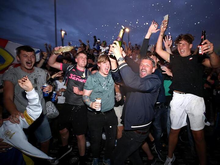 Fans des englischen Fußballclubs Leeds United jubeln vor dem Stadion in der Elland Road über den Aufstieg ihres Vereins.
