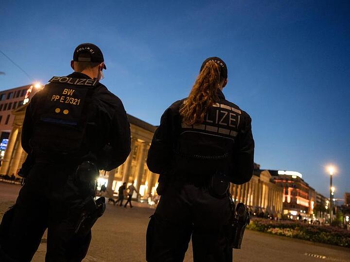 Einsatzkräfte der Polizei stehen am Abend nach den Ausschreitungen auf dem Stuttgarter Schlossplatz.