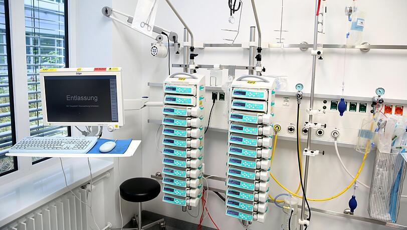 Apparate-Medizin, die Leben rettet: ein Platz in einem Intensivzimmer. Apparate-Medizin, die Leben rettet: ein Platz in einem Intensivzimmer.