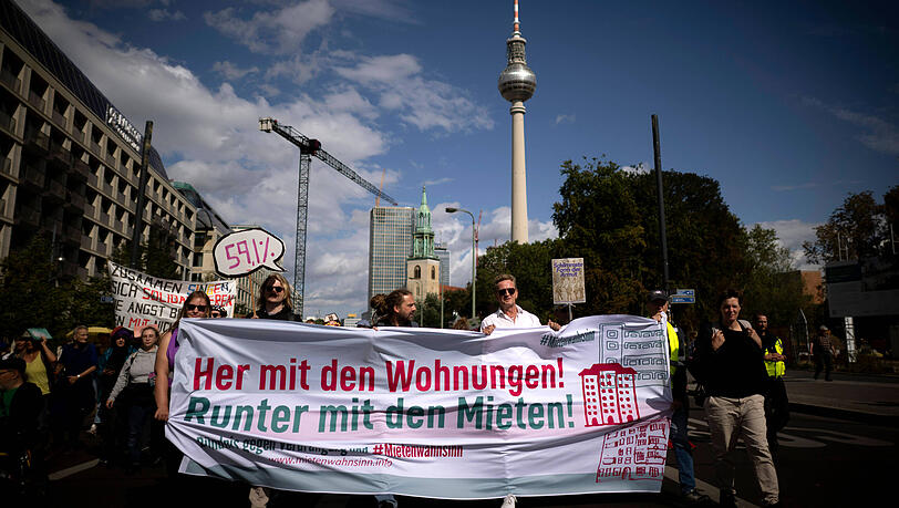 Demonstranten gehen in Berlin Anfang September gegen hohe Mieten auf die Stra&szlig;e. Die Linke in Berlin will Wohnungen im gro&szlig;en Stil vergesellschaften.
