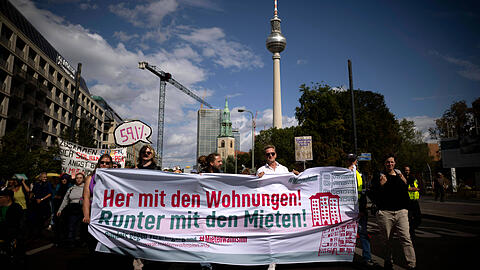 Demonstranten gehen in Berlin Anfang September gegen hohe Mieten auf die Stra&szlig;e. Die Linke in Berlin will Wohnungen im gro&szlig;en Stil vergesellschaften.