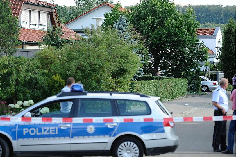 Das Haus des Sparkassendirektors Thomas Bögerl in Heidenheim-Schnaitheim ist am Montag mit heruntergelassenen Rollläden durch einen Blättervorhang zu sehen. In dem Haus wurde am Mittag die Leiche des Bankiers gefunden.