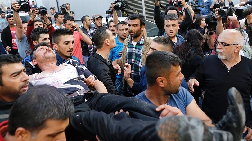 Tränengas, Wasserwerfer und Gummigeschosse - Sehen Sie hier weitere Bilder aus der Türkei.