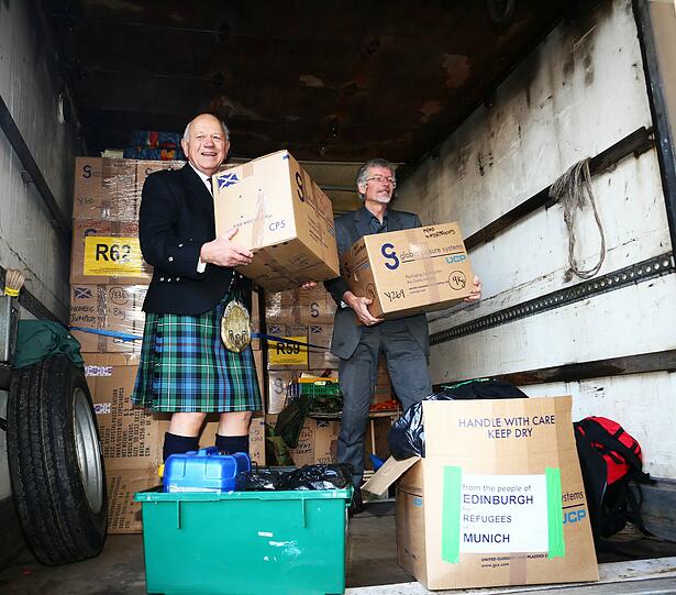 Fast 1800 Kilometer weit haben die beiden ehrenamtlichen Mitarbeiter der schottischen Hilfsorganisation &bdquo;Edinburgh Direct Aid&ldquo;, David Reeks (l.) und Jaap Prins, die Spenden der Briten nach München gefahren.