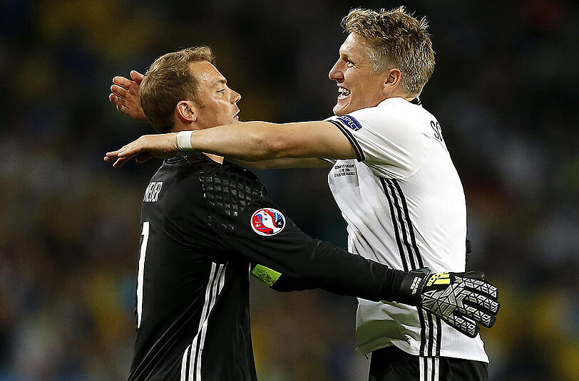Bastian Schweinsteigers Jubellauf nach seinem 2:0 gegen die Ukrainer endete in den Armen seines ehemaligen Bayern-Kollegen Manuel Neuer (links).