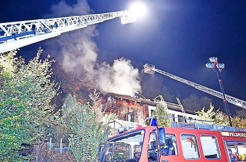 Der Einsatz dauerte mehrere Stunden - erst nach Mitternacht konnte der Dachstuhlbrand unter Kontrolle gebracht werden. Die Bilder.