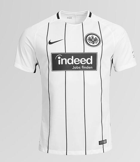 Platz 3: EINTRACHT FRANKFURT: Schwarz-Weiß-Look, elegant wie immer. Schwarze Nadelstreifen und Logos auf weißem Grund kommen geschmackvoll rüber. Rote Steppnähte als Akzent im Seiteneinsatz peppen die Schlichtheit auf.