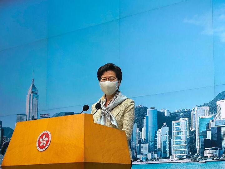 Regierungschefin Carrie Lam tritt vor die Presse, zum Gesetz will sie sich aber nicht äußern.