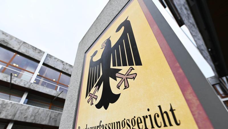 Ein Hinweisschild mit Bundesadler und dem Schriftzug "Bundesverfassungsgericht". Foto: Uli Deck/dpa/Archivbild Ein Hinweisschild mit Bundesadler und dem Schriftzug "Bundesverfassungsgericht". Foto: Uli Deck/dpa/Archivbild