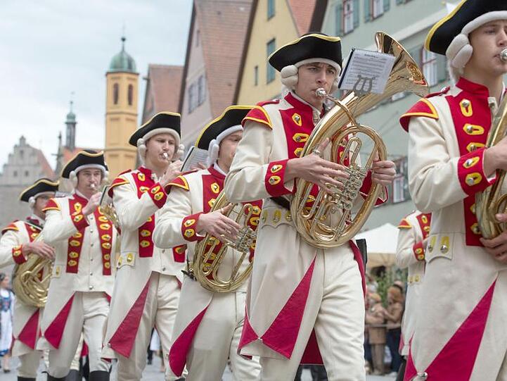 Dinkelsbühl: Eine Blaskapelle zieht 2018 beim Pfingsttreffen der Siebenbürger Sachsen durch die mittelalterliche Stadt. Foto: Timm Schamberger