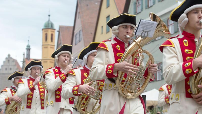 Dinkelsbühl: Eine Blaskapelle zieht 2018 beim Pfingsttreffen der Siebenbürger Sachsen durch die mittelalterliche Stadt. Foto: Timm Schamberger Dinkelsbühl: Eine Blaskapelle zieht 2018 beim Pfingsttreffen der Siebenbürger Sachsen durch die mittelalterliche Stadt. Foto: Timm Schamberger
