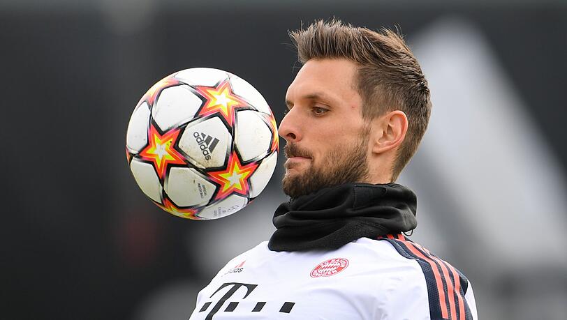 Sven Ulreich, Torhüter beim FC Bayern, spielt den Ball. Sven Ulreich, Torhüter beim FC Bayern, spielt den Ball.