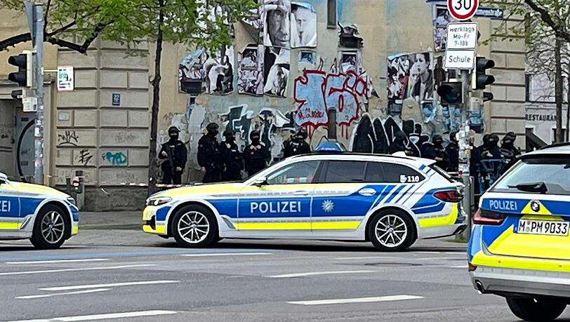 Die Polizei ist mit 30 Streifenwagen vor Ort, auch das SEK ist da.