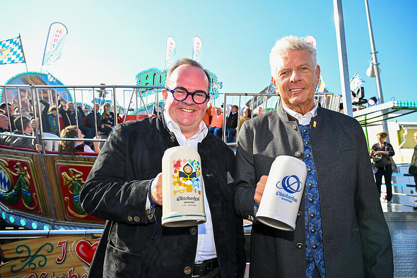 V.l.: Noch-Wiesnchef Clemens Baumgärtner (CSU) und Oberbürgermeister Dieter Reiter (SPD) präsentieren die Neuheiten der Wiesn 2024.