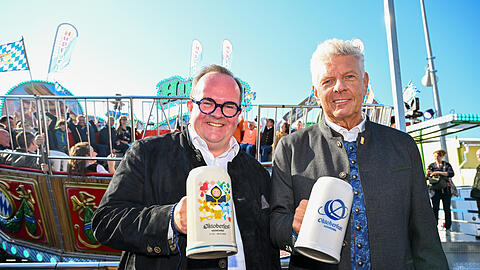 V.l.: Noch-Wiesnchef Clemens Baumgärtner (CSU) und Oberbürgermeister Dieter Reiter (SPD) präsentieren die Neuheiten der Wiesn 2024.